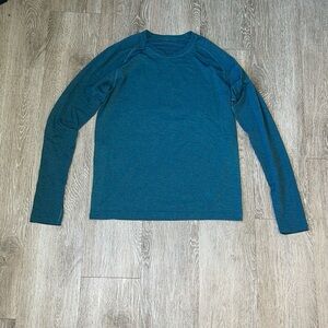 lululemon  vent tech long sleeve Training Tshirt. Size medium teal